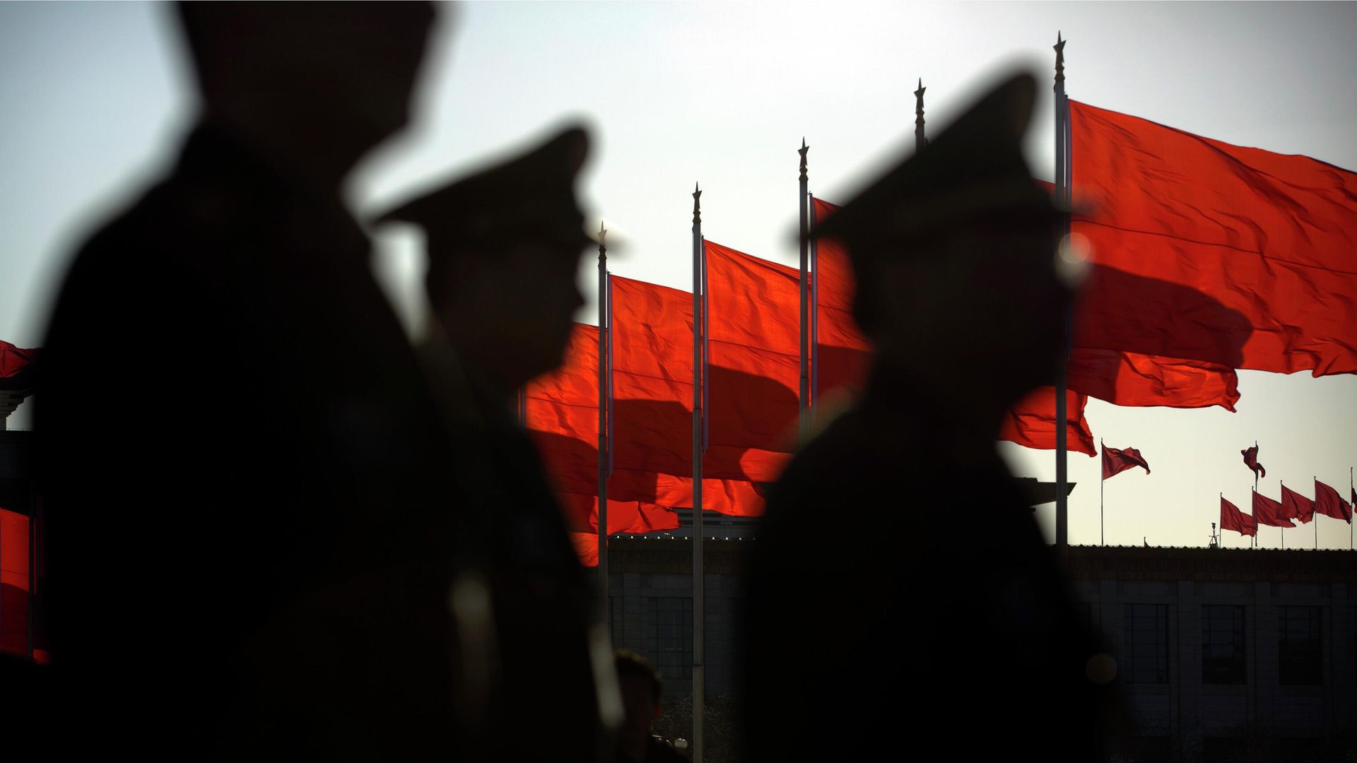 Военнослужащие Народно-освободительной армии Китая перед пленарным заседанием Всекитайского собрания народных представителей в Пекине - РИА Новости, 1920, 23.05.2024