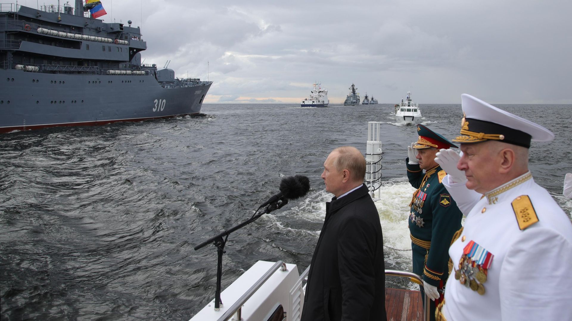 Президент России, Верховный главнокомандующий Владимир Путин на главном военно-морском параде по случаю Дня Военно-морского флота Российской Федерации Президент России, Верховный главнокомандующий Владимир Путин на главном военно-морском параде по случаю Дня Военно-морского флота Российской Федерации - РИА Новости, 1920, 01.08.2022