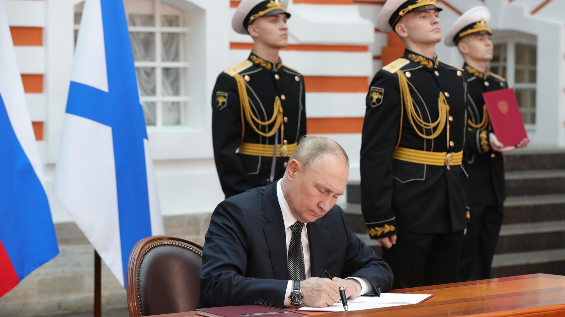 Президент РФ, верховный главнокомандующий Владимир Путин на церемонии подписания Указа об утверждении Морской доктрины и Корабельного устава Военно-Морского Флота России Президент РФ, верховный главнокомандующий Владимир Путин на церемонии подписания Указа об утверждении Морской доктрины и Корабельного устава Военно-Морского Флота России - РИА Новости, 1920, 31.07.2022