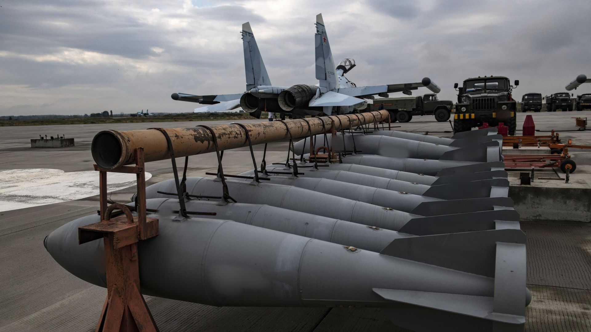 Авиационные ракеты на аэродроме базирования истребителей ВКС России, задействованных в специальной военной операции - РИА Новости, 1920, 07.11.2022