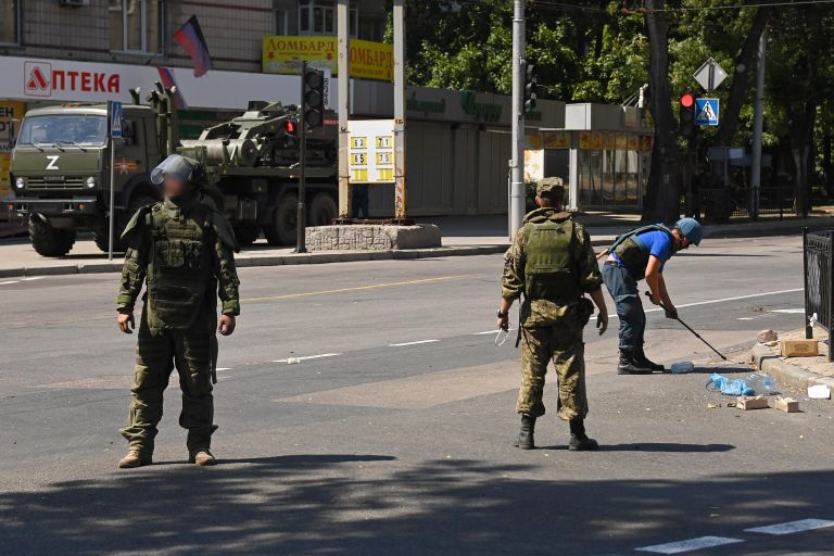 Саперы международного противоминного центра министерства обороны РФ во время разминирования центральной улицы Донецка Саперы международного противоминного центра министерства обороны РФ во время разминирования центральной улицы Донецка