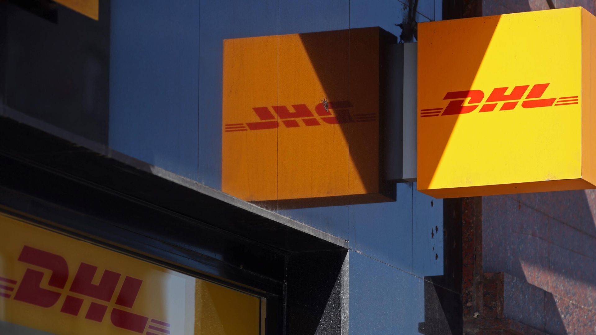 Логотип службы доставки грузов и почты DHL на одном из офисов компании в Москве Логотип службы доставки грузов и почты DHL на одном из офисов компании в Москве - РИА Новости, 1920, 10.10.2022