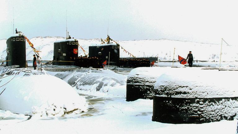 Подводные лодки 429 и Вологда (в центре). Конец 1990-х гг. Подводные лодки 429 и Вологда (в центре). Конец 1990-х гг.