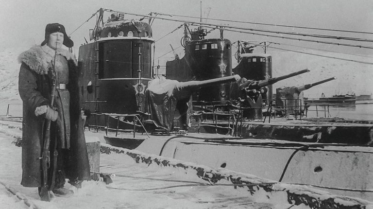 Караул у причала подводных лодок, 1942 год Караул у причала подводных лодок, 1942 год