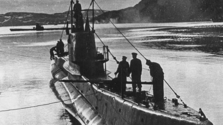 Подводная лодка возвращается из боевого похода, 1944 год Подводная лодка возвращается из боевого похода, 1944 год
