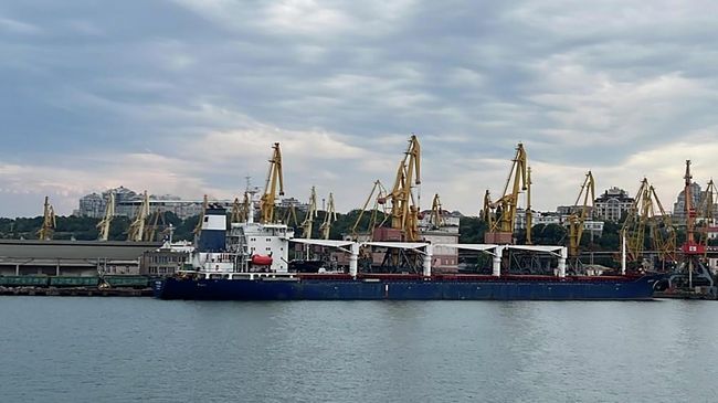 Сухогруз Razoni с грузом зерновых в порту Одессы, Украина