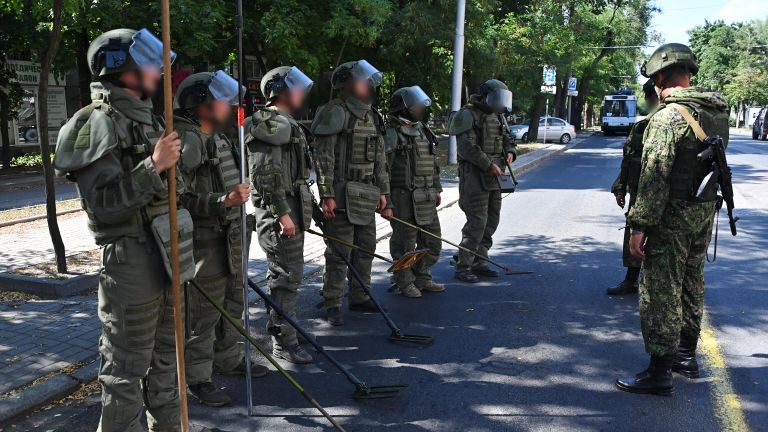 Саперы международного противоминного центра министерства обороны РФ во время разминирования центральной улицы Донецка Саперы международного противоминного центра министерства обороны РФ во время разминирования центральной улицы Донецка