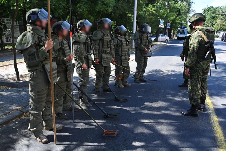 Саперы международного противоминного центра министерства обороны РФ во время разминирования центральной улицы Донецка Саперы международного противоминного центра министерства обороны РФ во время разминирования центральной улицы Донецка
