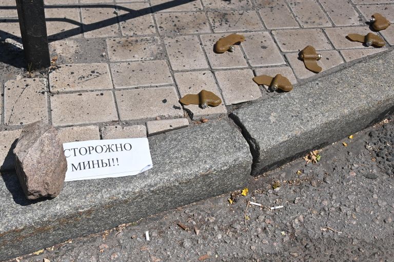 Противопехотные фугасные мины (ПФМ-1) Лепесток на центральной улице Донецка Противопехотные фугасные мины (ПФМ-1) Лепесток на центральной улице Донецка