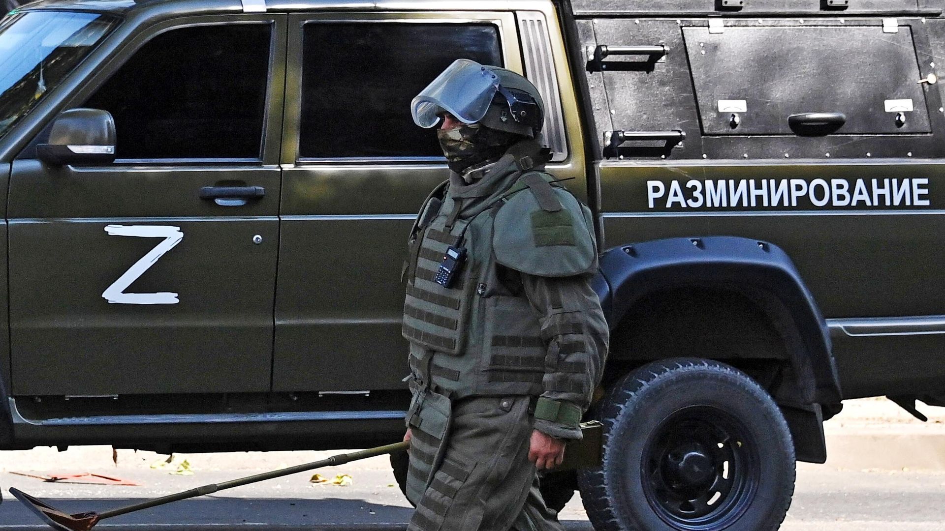 Сапер международного противоминного центра министерства обороны РФ во время разминирования центральной улицы Донецка Сапер международного противоминного центра министерства обороны РФ во время разминирования центральной улицы Донецка - РИА Новости, 1920, 05.09.2022