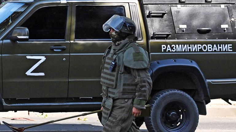 Сапер международного противоминного центра министерства обороны РФ во время разминирования центральной улицы Донецка Сапер международного противоминного центра министерства обороны РФ во время разминирования центральной улицы Донецка