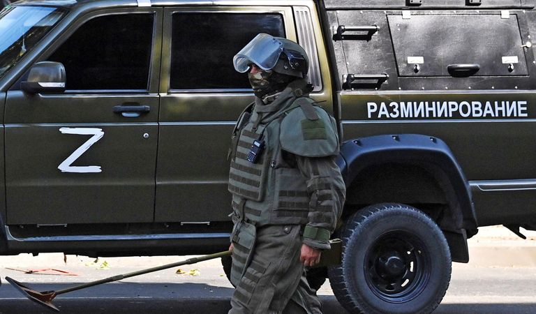 Сапер международного противоминного центра министерства обороны РФ во время разминирования центральной улицы Донецка Сапер международного противоминного центра министерства обороны РФ во время разминирования центральной улицы Донецка