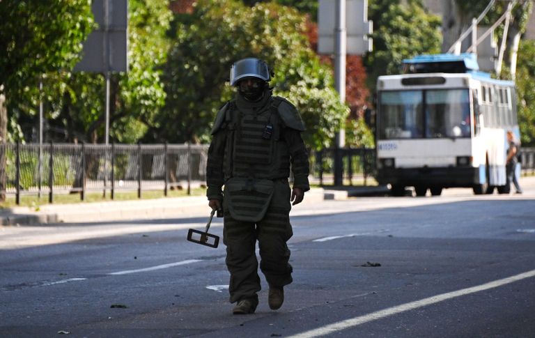 Сапер международного противоминного центра министерства обороны РФ во время разминирования центральной улицы Донецка Сапер международного противоминного центра министерства обороны РФ во время разминирования центральной улицы Донецка