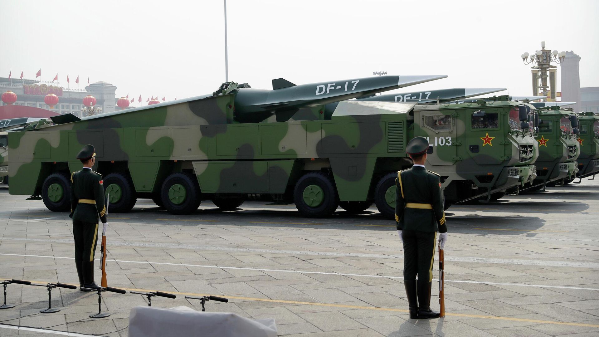 Ракеты DF-17 во время военного парада в Пекине, КНР Ракеты DF-17 во время военного парада в Пекине, КНР - РИА Новости, 1920, 01.08.2022