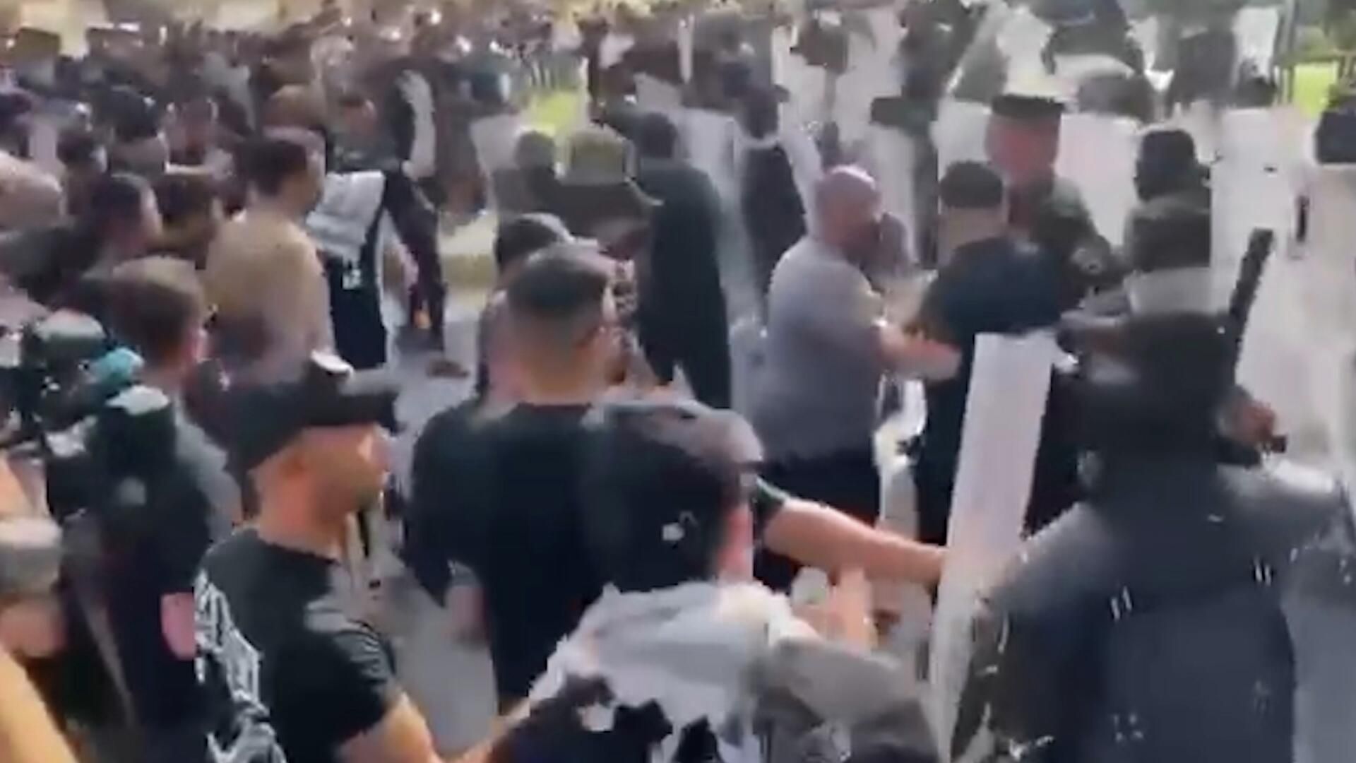 Протесты сторонников шиитского политика Муктады ас-Садра в Ираке Протесты сторонников шиитского политика Муктады ас-Садра в Ираке - РИА Новости, 1920, 01.08.2022