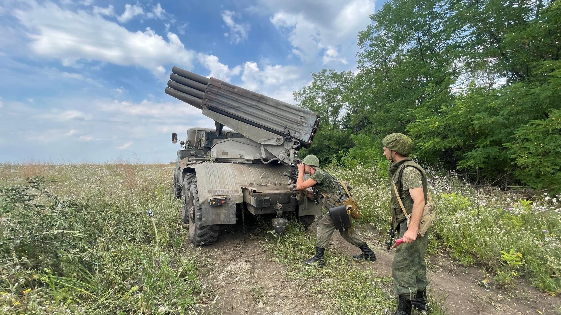 Военнослужащие подразделения реактивной артиллерии и 1-й бригады армии ДНР готовятся к стрельбе по позициям ВСУ на Авдеевском направлении - РИА Новости, 1920, 02.09.2022