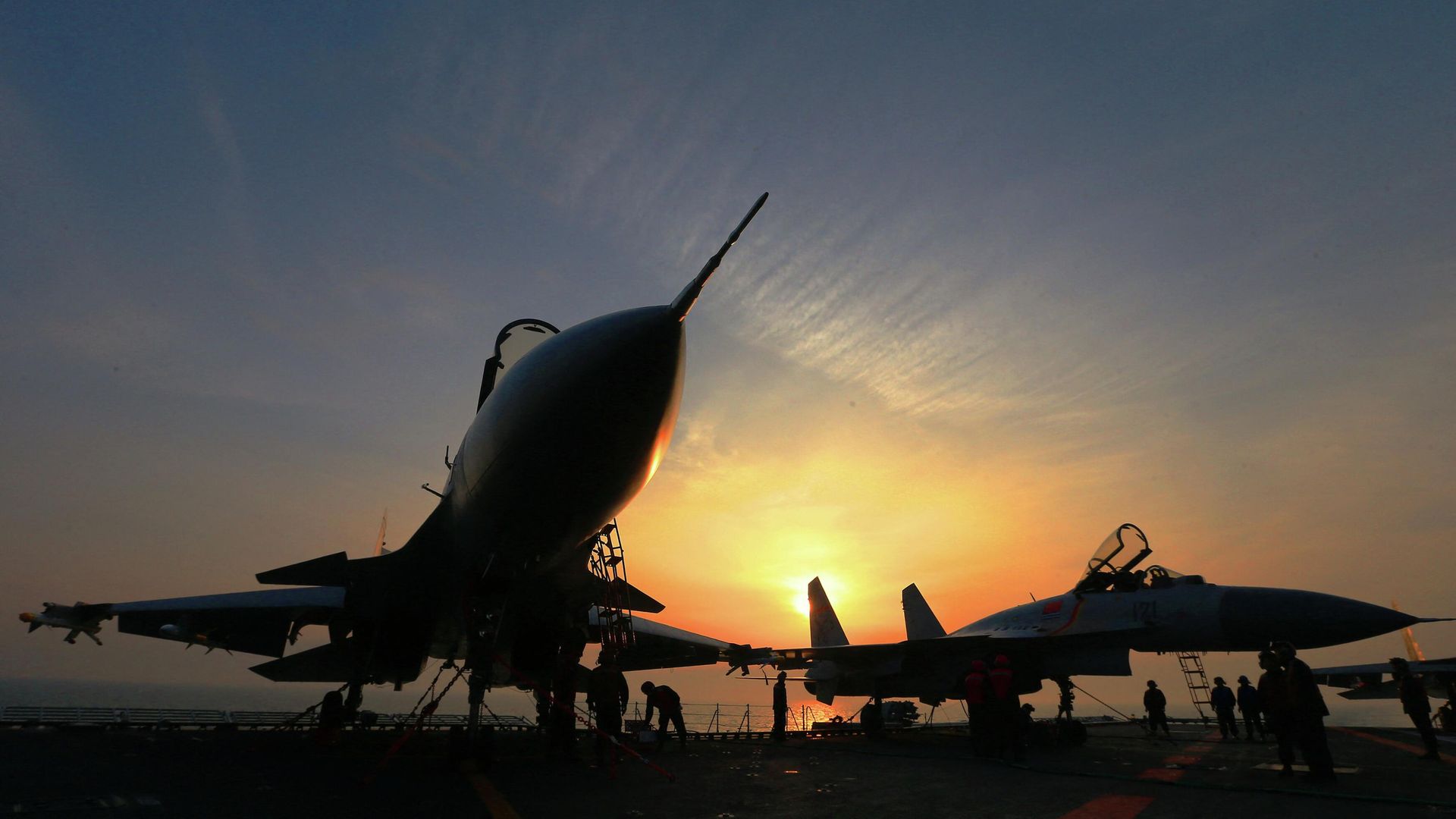 Истребители J15 на китайском авианосце Ляонин во время морских учений - РИА Новости, 1920, 07.08.2022