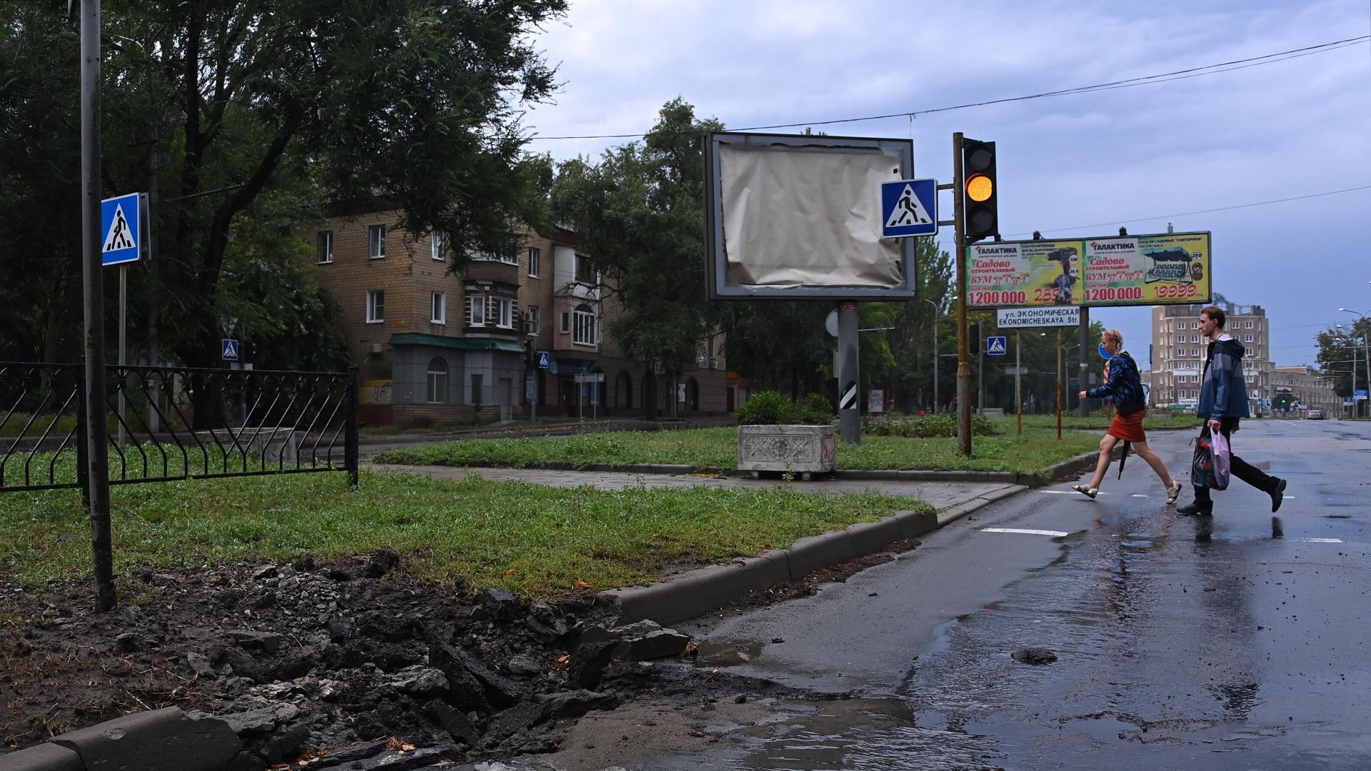 Воронка от снаряда после обстрела со стороны ВСУ Киевского района Донецка. - РИА Новости, 1920, 13.08.2022