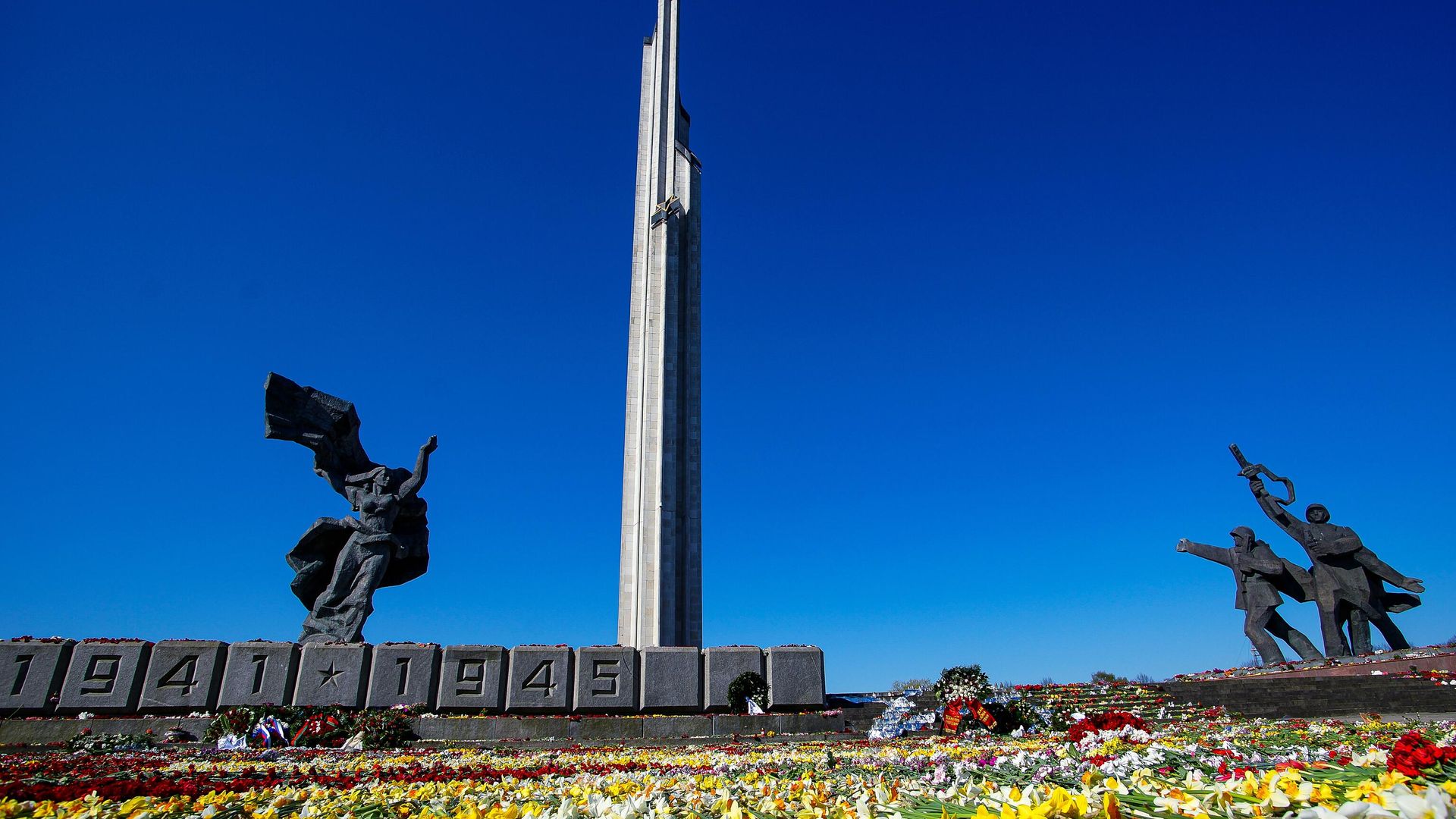 Цветы, возложенные к памятнику освободителям в Парке Победы в Риге Цветы, возложенные к памятнику освободителям в Парке Победы в Риге - РИА Новости, 1920, 03.08.2022