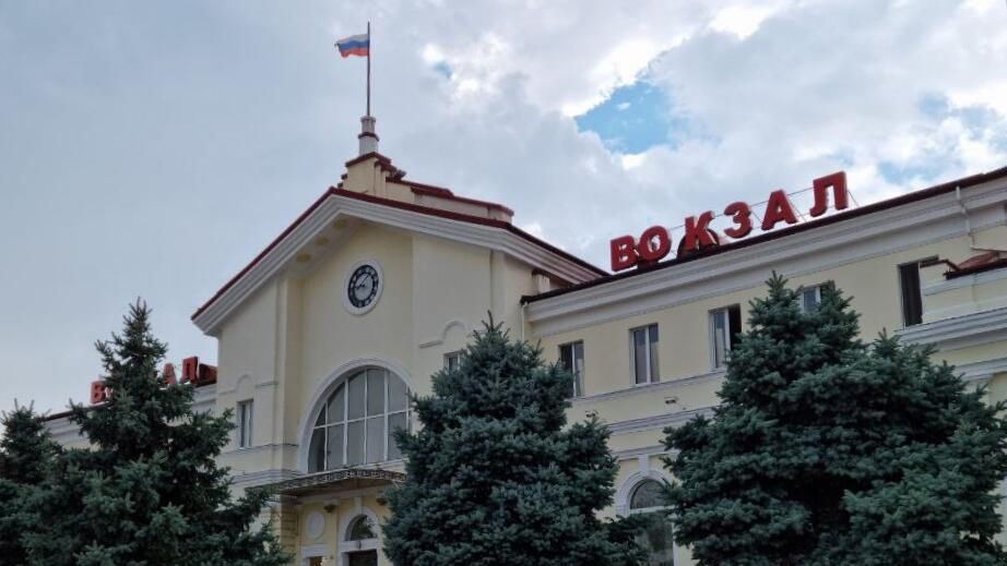 Российский флаг над зданием железнодорожного вокзала в Херсоне Российский флаг над зданием железнодорожного вокзала в Херсоне - РИА Новости, 1920, 22.04.2023