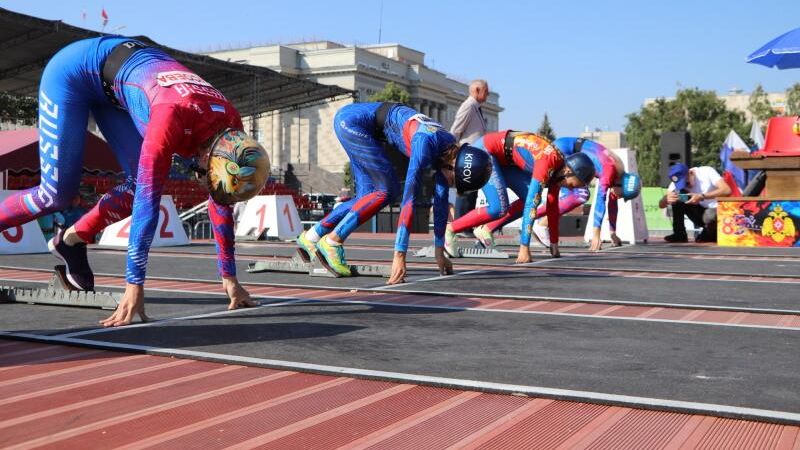 В Оренбурге проходит чемпионат МЧС по пожарно-спасательному спорту В Оренбурге проходит чемпионат МЧС по пожарно-спасательному спорту - РИА Новости, 1920, 03.08.2022
