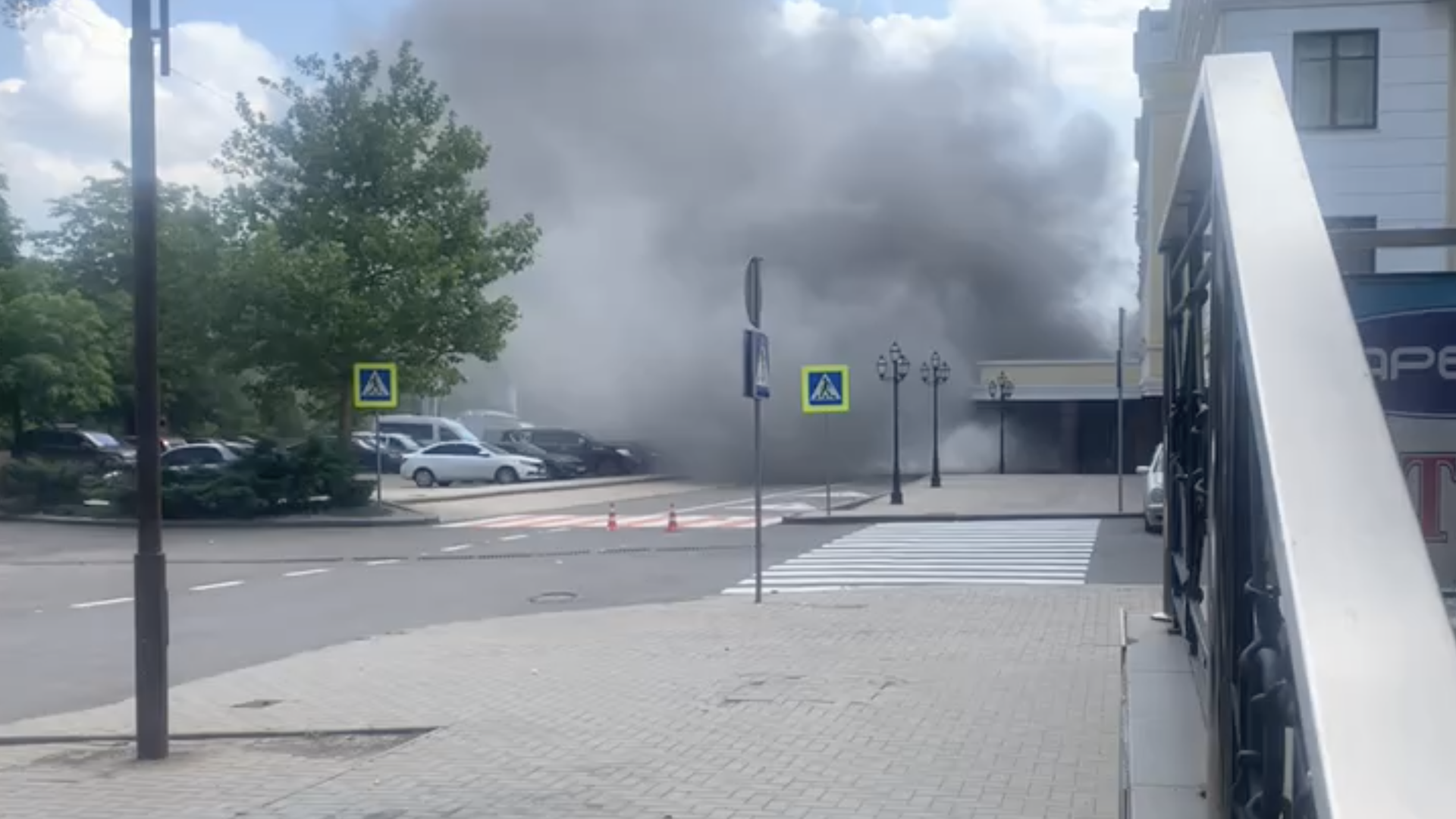 Последствия артиллерийского обстрела Донецка со стороны ВСУ. Кадр из видео Последствия артиллерийского обстрела Донецка со стороны ВСУ. Кадр из видео - РИА Новости, 1920, 04.08.2022
