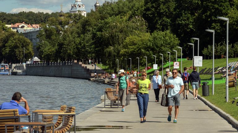 Отдыхающие на территории природного заказника Воробьевы горы в Москве Отдыхающие на территории природного заказника Воробьевы горы в Москве