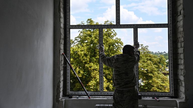 Восстановительные работы в здании школы №6 в Волновахе при поддержке Челябинской области
