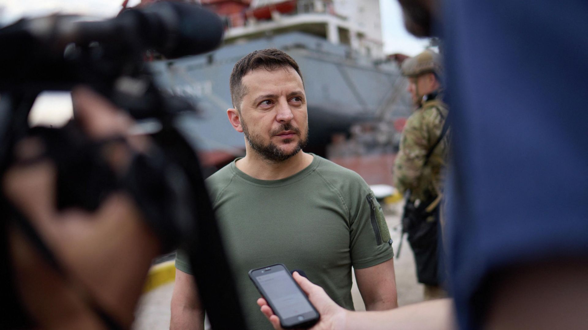 Президент Владимир Зеленский разговаривает с журналистами во время поездки в Черноморск Президент Владимир Зеленский разговаривает с журналистами во время поездки в Черноморск - РИА Новости, 1920, 04.08.2022