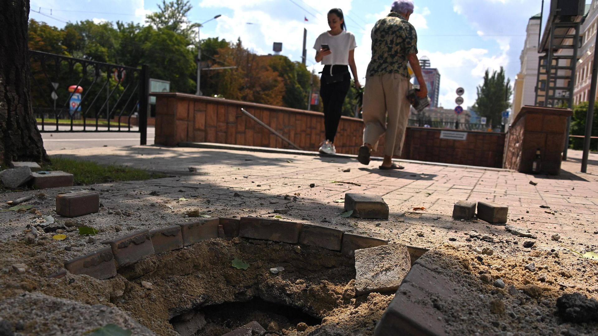 Брусчатка, поврежденная в результате обстрела ВСУ Донецка Брусчатка, поврежденная в результате обстрела ВСУ Донецка - РИА Новости, 1920, 13.08.2022