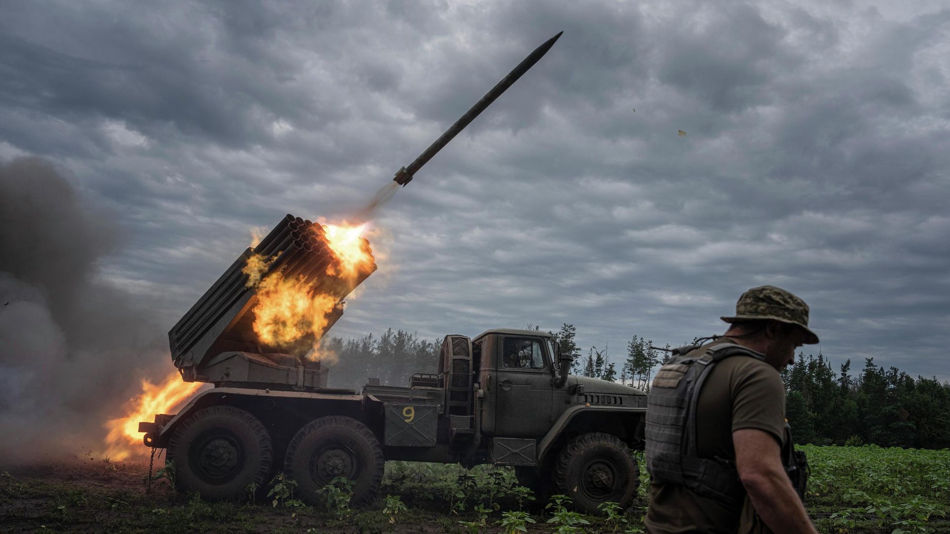Украинские военные ведут обстрел из реактивной системы залпового огня БМ-21 Град - РИА Новости, 1920, 08.08.2022
