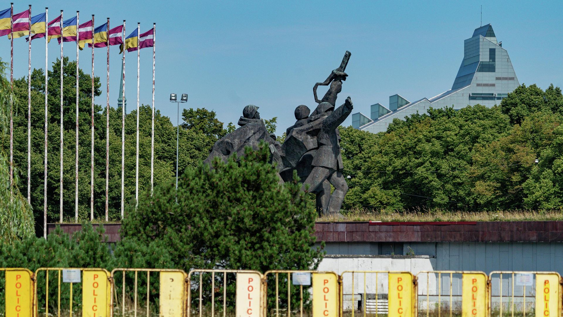 Памятник воинам Советской Армии - освободителям Советской Латвии и Риги от немецко-фашистских захватчиков в парке Победы на левом берегу Двины в Риге Памятник воинам Советской Армии - освободителям Советской Латвии и Риги от немецко-фашистских захватчиков в парке Победы на левом берегу Двины в Риге - РИА Новости, 1920, 18.06.2022