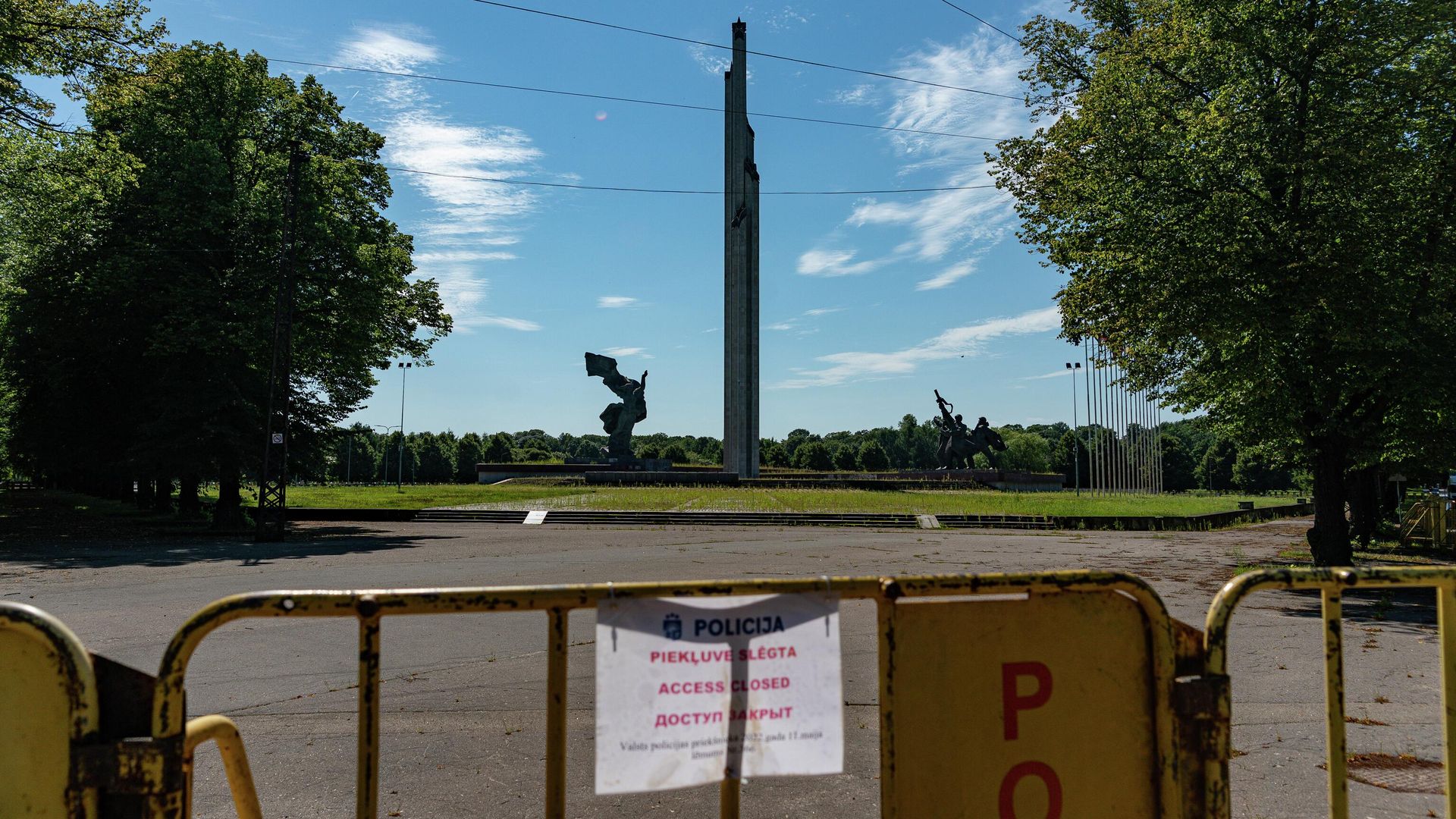 Ограждение вокруг памятника воинам Советской Армии - освободителям Советской Латвии и Риги от немецко-фашистских захватчиков в парке Победы на левом берегу Двины в Риге Ограждение вокруг памятника воинам Советской Армии - освободителям Советской Латвии и Риги от немецко-фашистских захватчиков в парке Победы на левом берегу Двины в Риге - РИА Новости, 1920, 14.07.2022