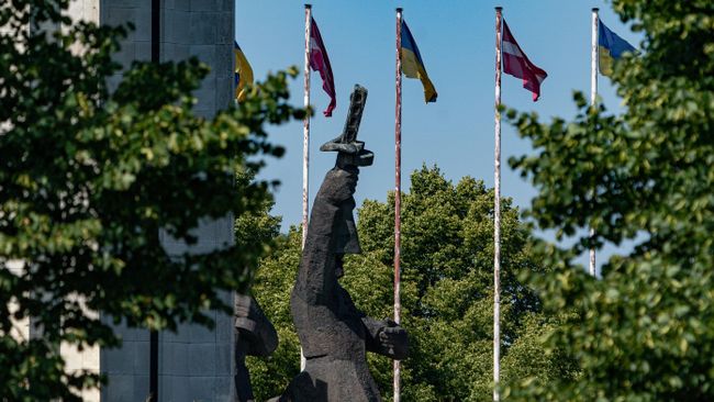 Памятник воинам Советской армии —  освободителям Советской Латвии и Риги от немецко-фашистских захватчиков в парке Победы в Риге