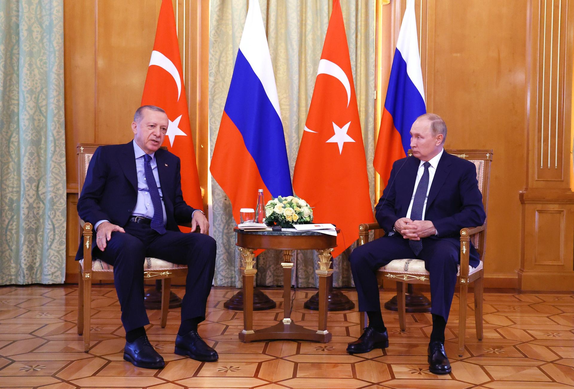 Президент России Владимир Путин и президент Турции Реджеп Тайип Эрдоган во время встречи в Сочи Президент России Владимир Путин и президент Турции Реджеп Тайип Эрдоган во время встречи в Сочи - РИА Новости, 1920, 14.07.2023