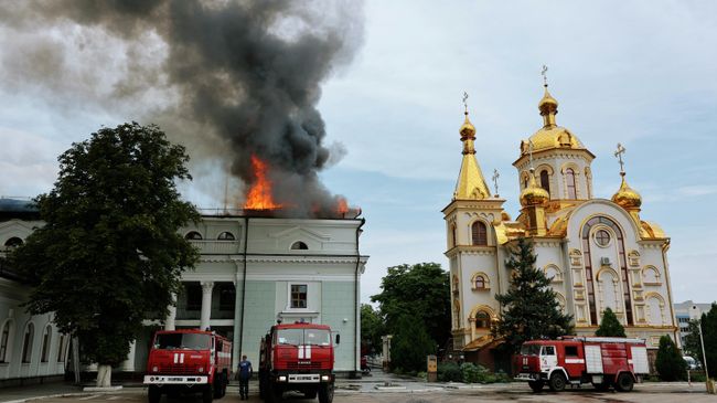 Сотрудники противопожарной службы МЧС ДНР тушат пожар в здании железнодорожного вокзала в Донецке