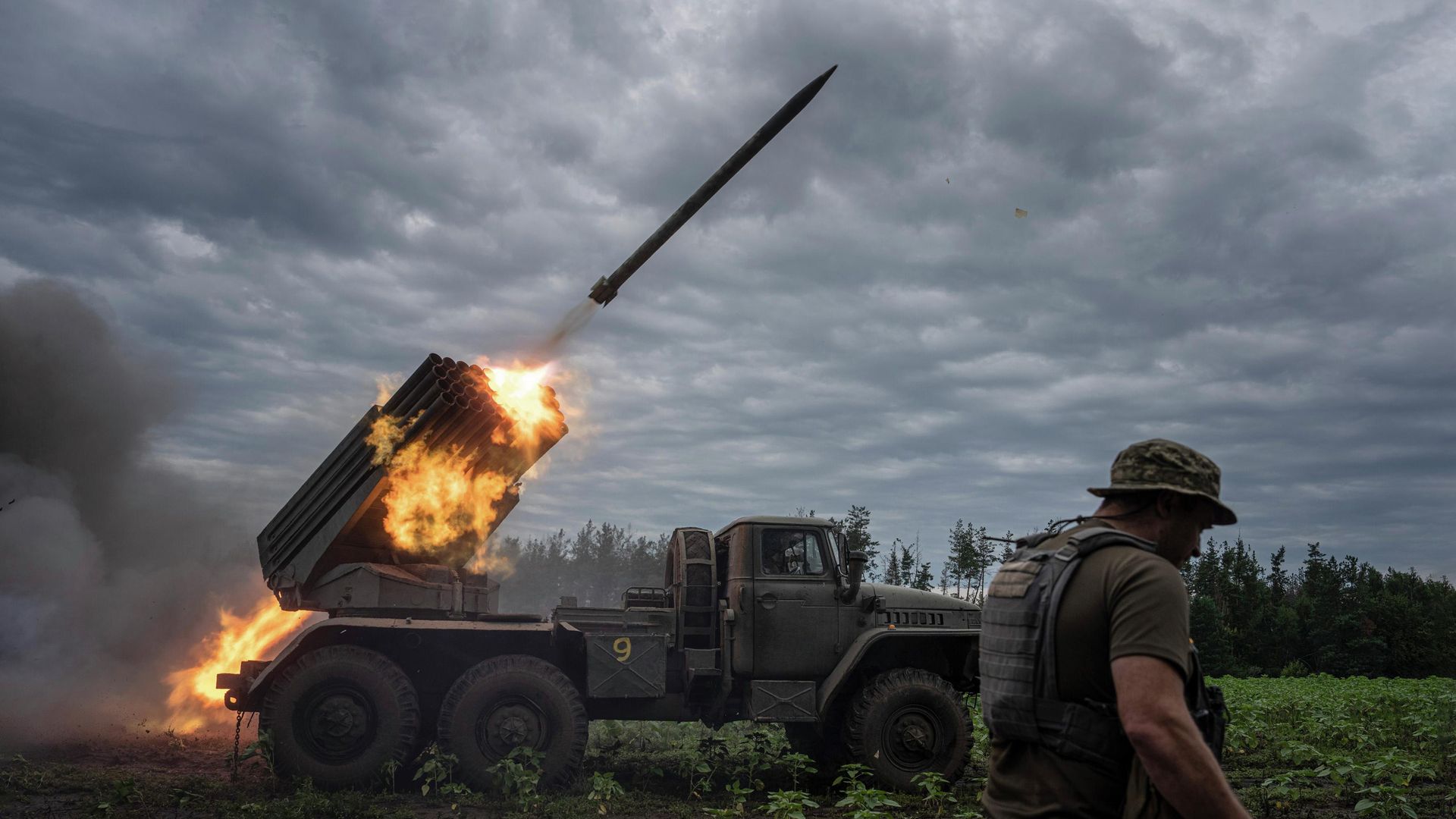 Украинские военные ведут обстрел из реактивной системы залпового огня БМ-21 Град Украинские военные ведут обстрел из реактивной системы залпового огня БМ-21 Град - РИА Новости, 1920, 06.08.2022