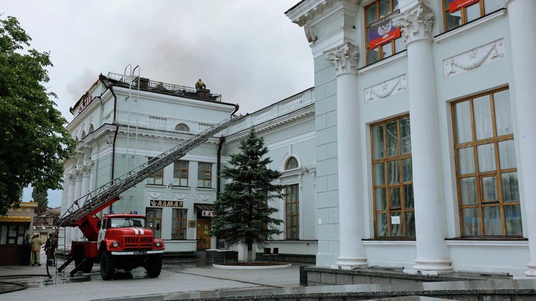 Сотрудники противопожарной службы МЧС ДНР тушат пожар в здании железнодорожного вокзала в Донецке Сотрудники противопожарной службы МЧС ДНР тушат пожар в здании железнодорожного вокзала в Донецке
