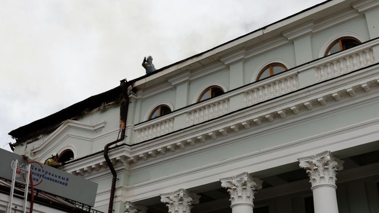 Сотрудники противопожарной службы МЧС ДНР тушат пожар в здании железнодорожного вокзала в Донецке Сотрудники противопожарной службы МЧС ДНР тушат пожар в здании железнодорожного вокзала в Донецке