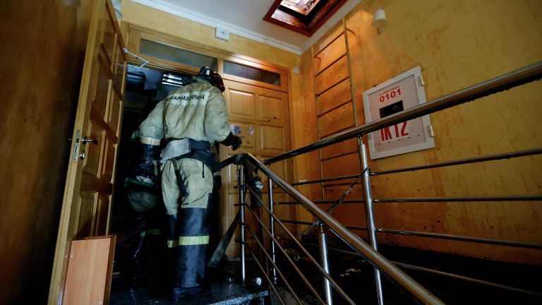 Сотрудники противопожарной службы МЧС ДНР тушат пожар в здании железнодорожного вокзала в Донецке Сотрудники противопожарной службы МЧС ДНР тушат пожар в здании железнодорожного вокзала в Донецке