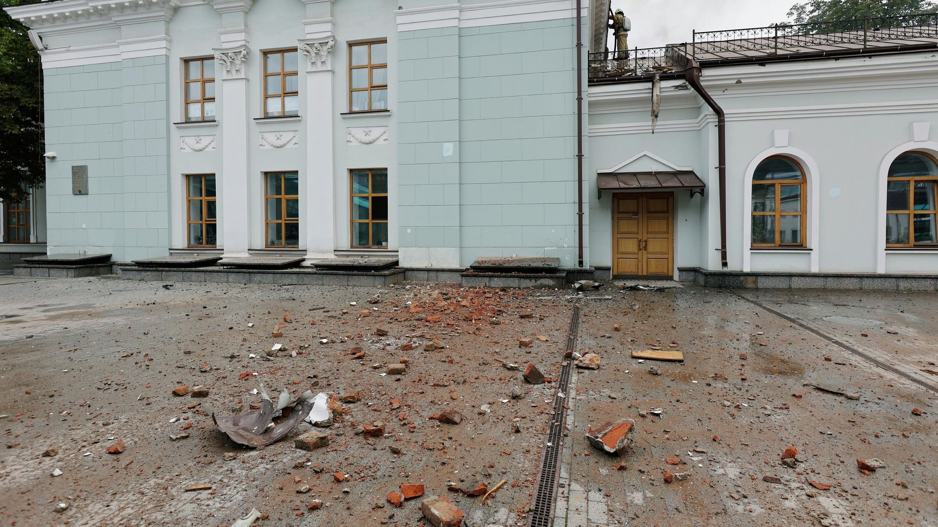 Последствия обстрела здания железнодорожного вокзала в Донецке Последствия обстрела здания железнодорожного вокзала в Донецке - РИА Новости, 1920, 10.08.2022