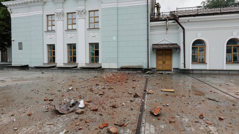 Фасад здания железнодорожного вокзала в Донецке, поврежденный в результате попадания снаряда во время обстрела ВСУ Донецка Фасад здания железнодорожного вокзала в Донецке, поврежденный в результате попадания снаряда во время обстрела ВСУ Донецка