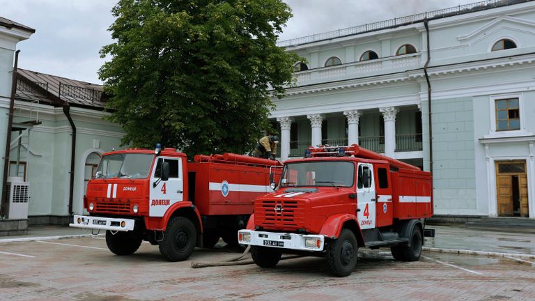 Сотрудники противопожарной службы МЧС ДНР тушат пожар в здании железнодорожного вокзала в Донецке Сотрудники противопожарной службы МЧС ДНР тушат пожар в здании железнодорожного вокзала в Донецке