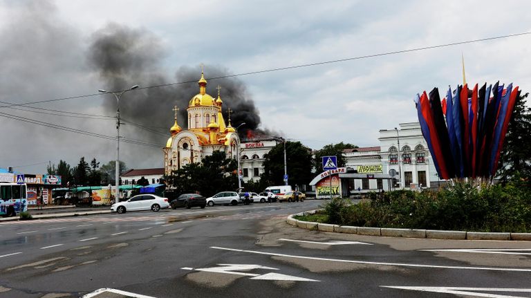 Пожар в здании железнодорожного вокзала в Донецке. Куйбышевский и Киевский районы Донецка были обстреляны ВСУ из установок РСЗО Град Пожар в здании железнодорожного вокзала в Донецке. Куйбышевский и Киевский районы Донецка были обстреляны ВСУ из установок РСЗО Град
