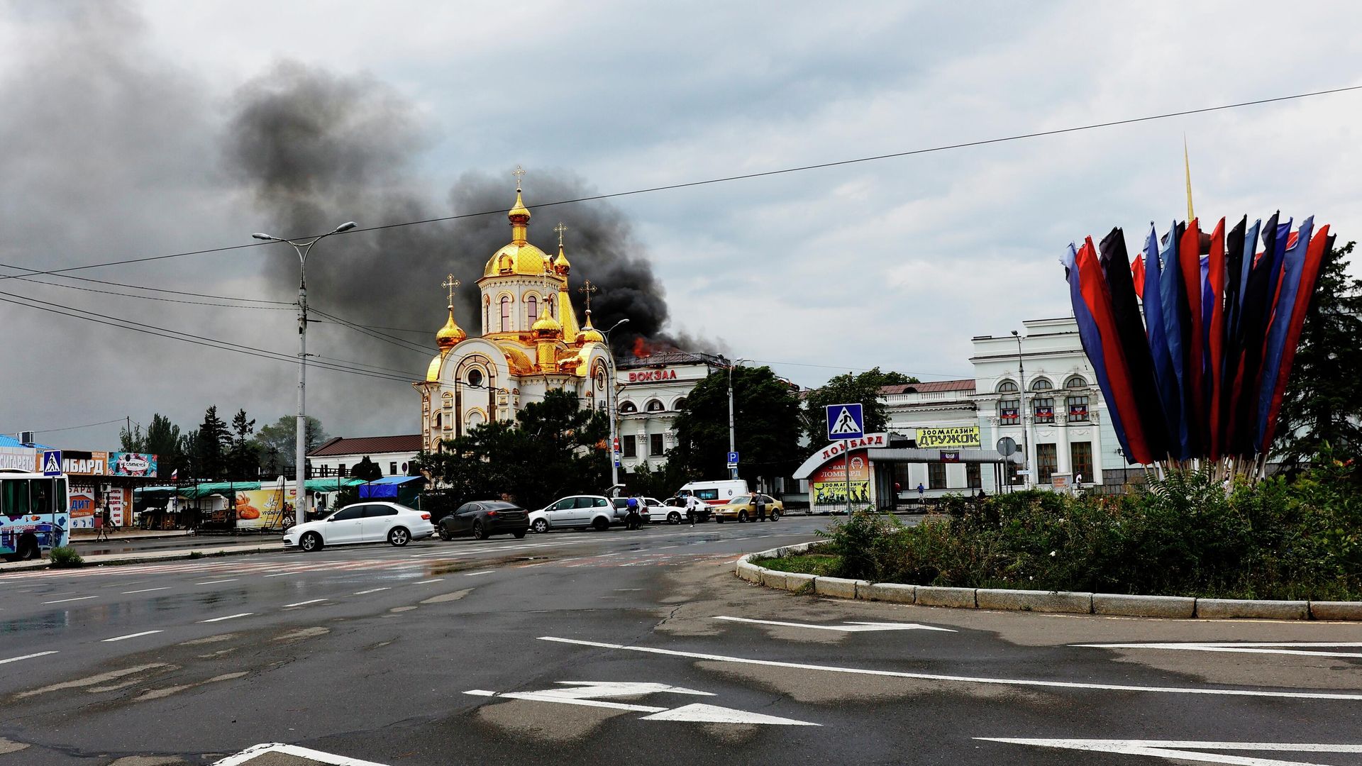 Пожар в Донецке после обстрела ВСУ Пожар в Донецке после обстрела ВСУ - РИА Новости, 1920, 09.08.2022