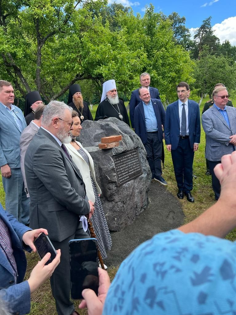 Участники Дней Достоевского в Оптиной пустыни у закладного камня будущего памятника писателю в обители - РИА Новости, 1920, 05.08.2022
