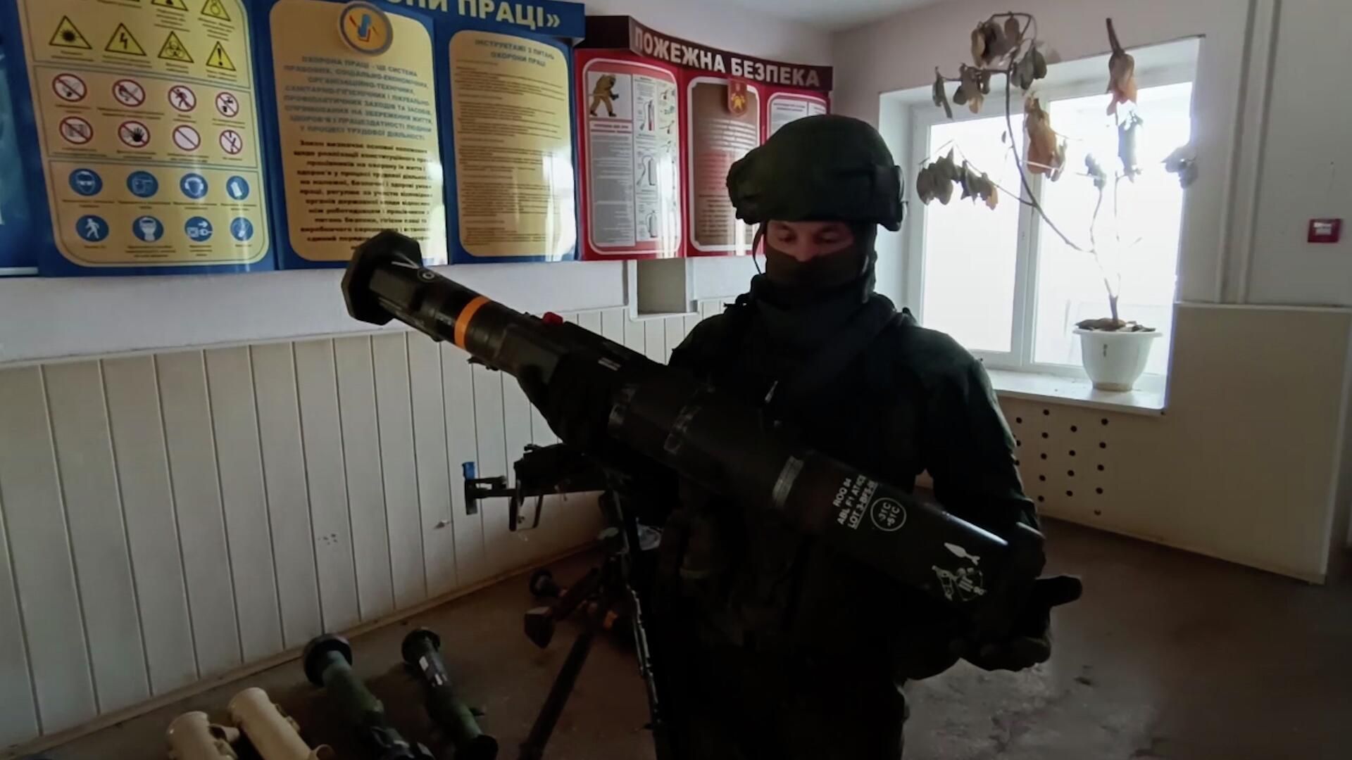 Военные РФ продемонстрировали трофейное оружие, захваченное в ходе боев на Изюмском направлении Военные РФ продемонстрировали трофейное оружие, захваченное в ходе боев на Изюмском направлении - РИА Новости, 1920, 07.08.2022