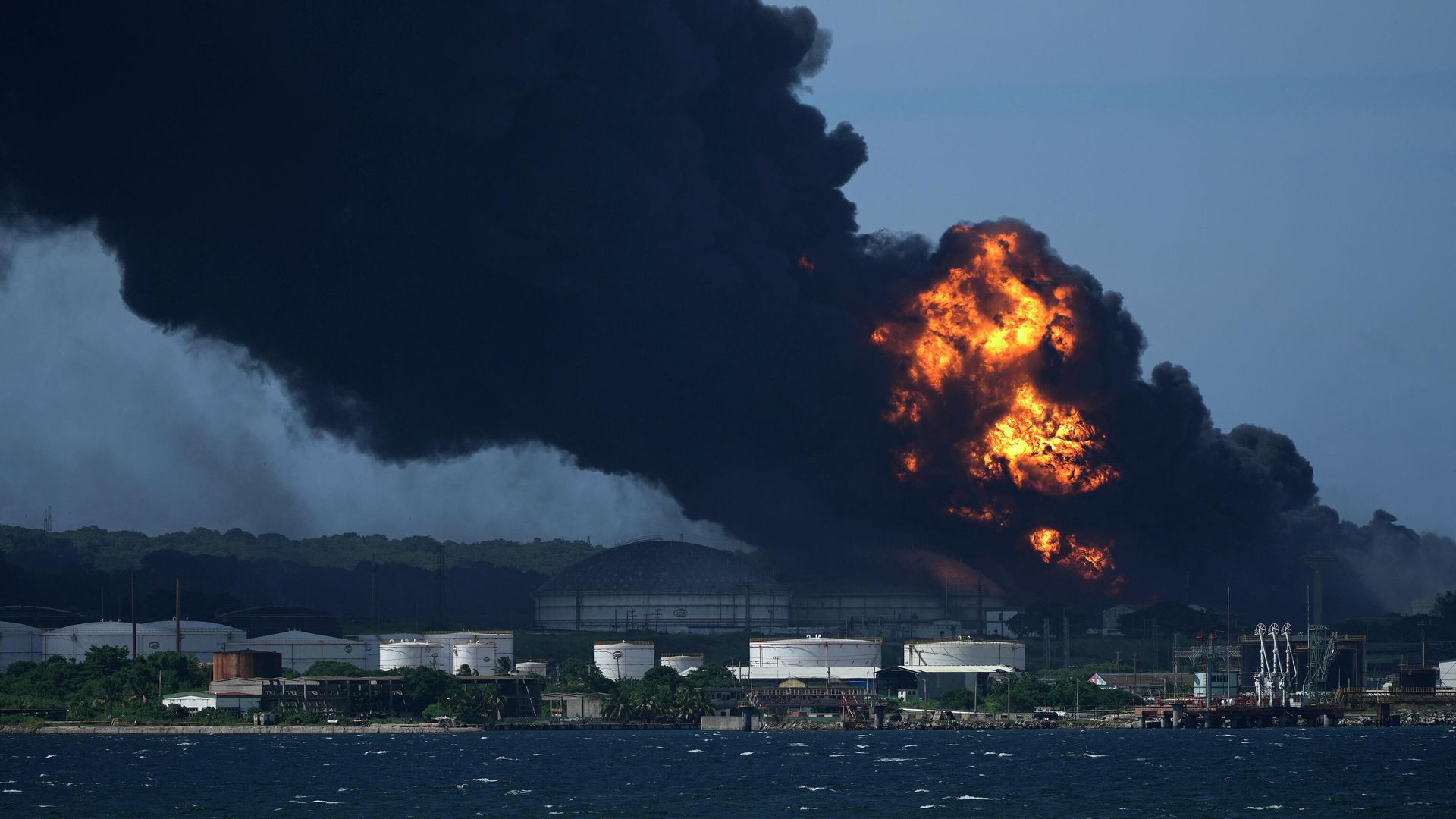 Пожар на нефтехранилище в провинции Матансас, Куба Пожар на нефтехранилище в провинции Матансас, Куба - РИА Новости, 1920, 07.08.2022