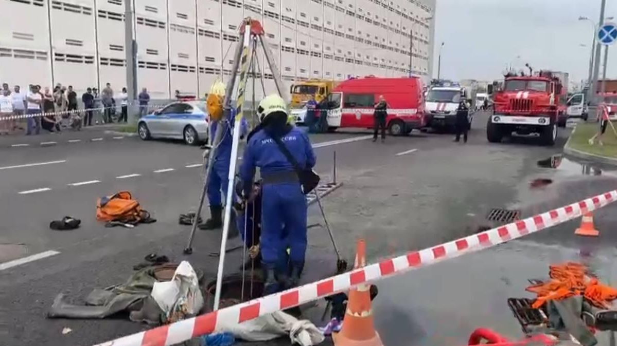 Поиски рабочих, пропавших в коллекторе в Москве Поиски рабочих, пропавших в коллекторе в Москве - РИА Новости, 1920, 07.08.2022