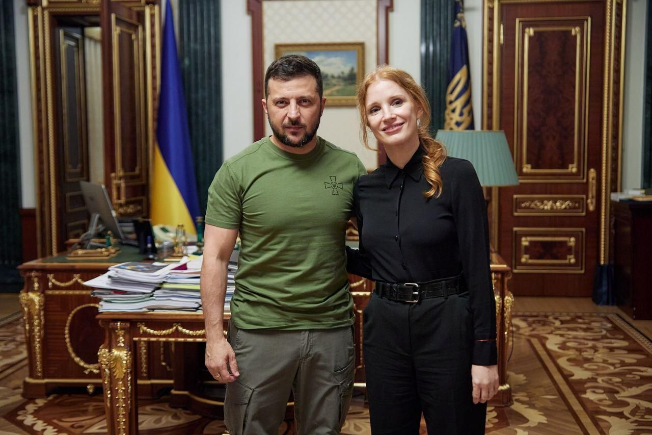 Президент Украины Владимир Зеленский и американская актриса Джессика Честейн во время встречи Президент Украины Владимир Зеленский и американская актриса Джессика Честейн во время встречи - РИА Новости, 1920, 08.08.2022